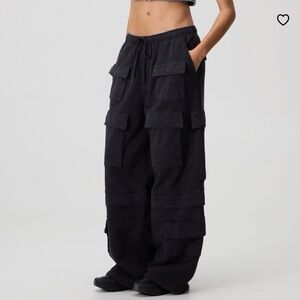 Wide-Leg Black Cargo Pants with Multiple Pockets